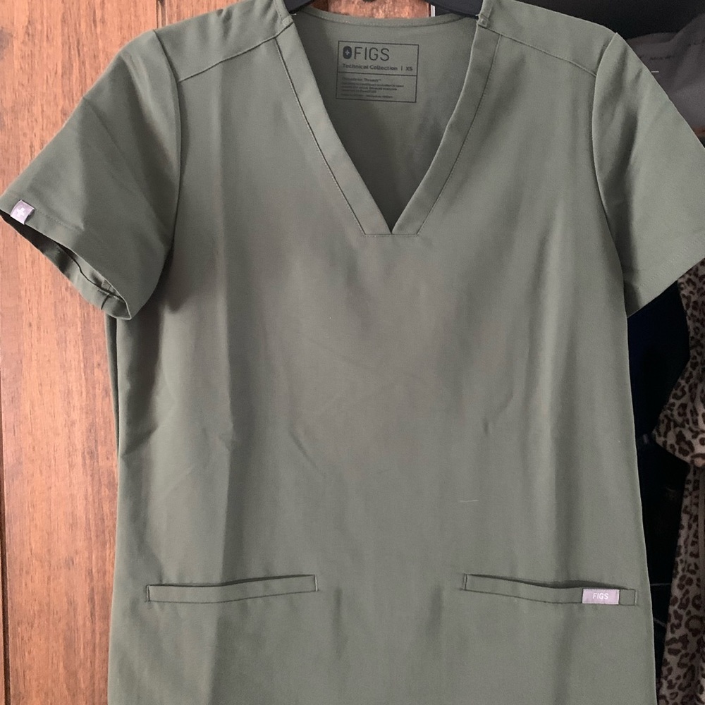 worn once. Was unable to order the pants in this color so I don’t wear it.